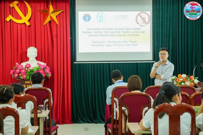 UBND xã Hưng Đạo phối hợp với Trung tâm Kiểm soát bệnh tật thành phố Hà Nội tổ chức hội nghị tập huấn về phòng, chống tác hại của thuốc lá cho Ban chỉ đạo hoạt động phòng, chống tác hại thuốc lá và cán bộ các phòng, ban trên địa bàn xã.
