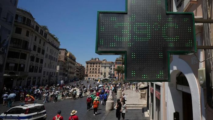 Nhiệt kế tại một tòa nhà ở Rome, Italy, hiển thị 39°C vào ngày 1/7/2025. (Ảnh: CNN)