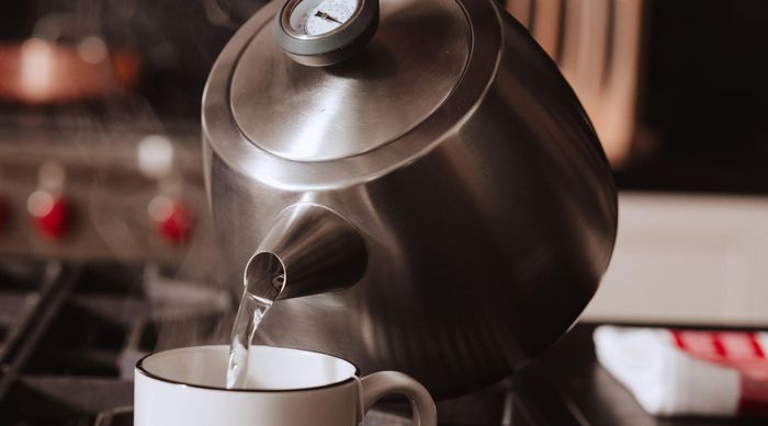 Vệ sinh ấm định kỳ không chỉ giúp đảm bảo hương vị đồ uống, mà còn tăng tuổi thọ vật dụng. (Ảnh: Mirror)