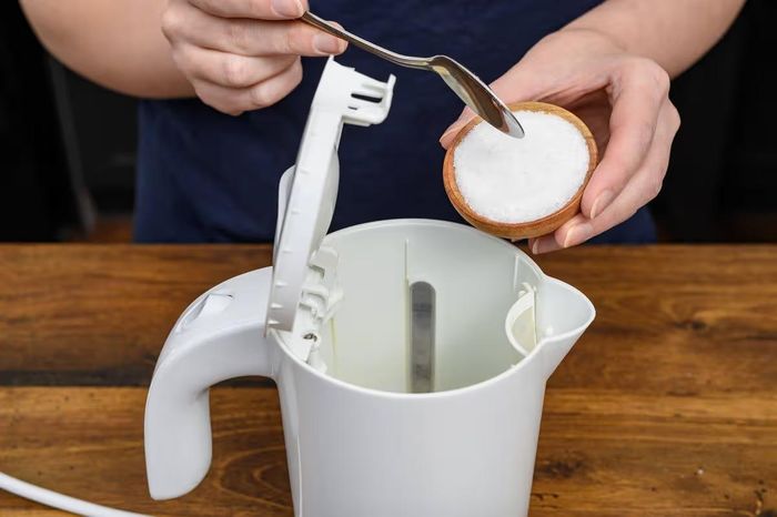 Muối nở giúp nhanh chóng đánh bay cặn bám và vết ố vàng cứng đầu. (Ảnh: DIY)