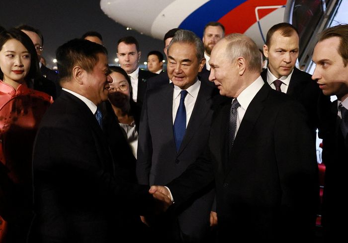 Ông Putin tới Bắc Kinh, Ngoại trưởng Vương Nghị ra sân bay đón. (Ảnh: Reuters)