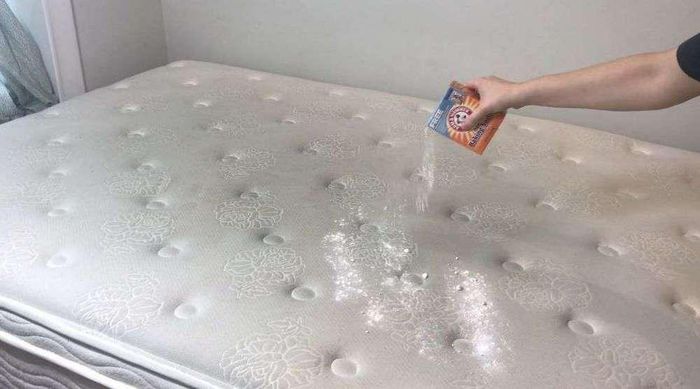 Banking soda là nguyên liệu làm sạch đệm dễ kiếm. (Ảnh: CleaningHowTo)