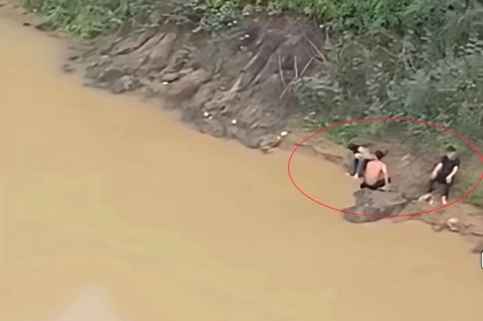 Hai nam sinh cứu bạn nữ vào bờ an toàn