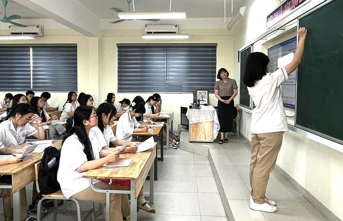 Tiết ôn tập của học sinh lớp 12 Trường Trung học phổ thông Yên Viên (xã Phù Đổng). Ảnh: Minh Khang