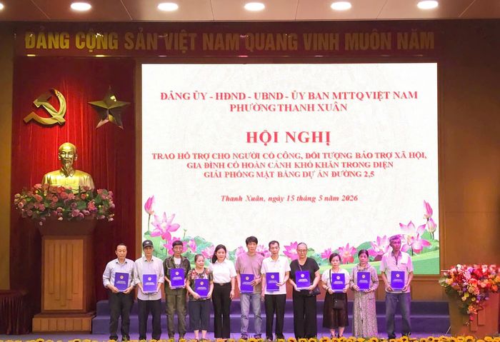 Lãnh đạo phường Thanh Xuân trao hỗ trợ gia đình người có công, đối tượng bảo trợ xã hội và hộ có hoàn cảnh khó khăn trong diện GPMB dự án đường Vành đai 2,5. Ảnh: Tùng Lâm