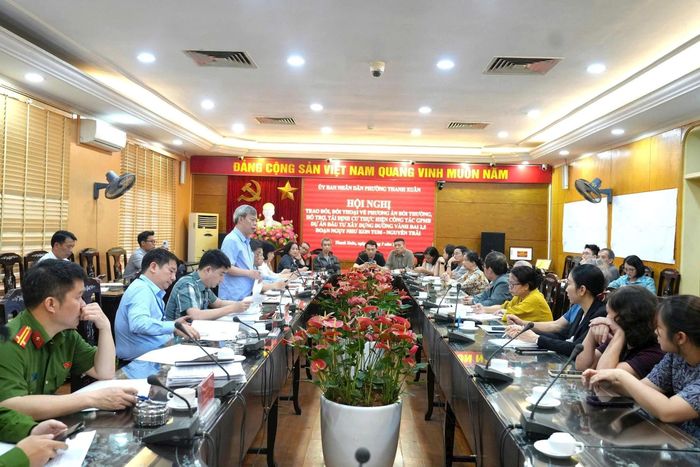 Đồng chí Đỗ Quang Dương, Chủ tịch UBND phường Thanh Xuân, phát biểu tại hội nghị trao đổi, đối thoại về công tác giải phóng mặt bằng dự án đường Vành đai 2,5. Ảnh: Tùng Lâm