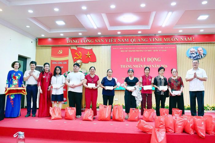 Lãnh đạo phường Văn Miếu - Quốc Tử Giám trao những suất quà hỗ trợ những hoàn cảnh khó khăn trên địa bàn. Ảnh: Lê Hòa