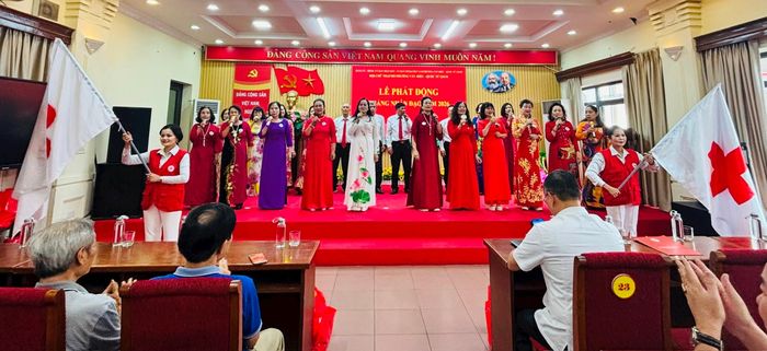 Tiết mục văn nghệ mở đầu chương trình nhằm chào mừng 80 năm hành trình nhân ái vì cộng đồng. Ảnh: An Quyên