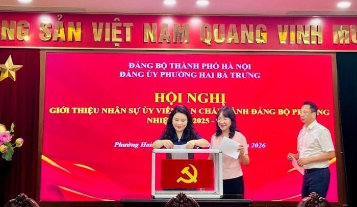 Hội nghị tiến hành bỏ phiếu kín giới thiệu nhân sự Ủy viên Ban Chấp hành Đảng bộ phường nhiệm kỳ 2025-2030. Ảnh: N.Q