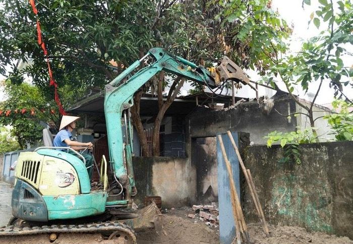 Xã Ứng Thiên khởi công xây dựng nhà Đại đoàn kết cho gia đình bà Nguyễn Thị Kim. Ảnh: Cao Hồng
