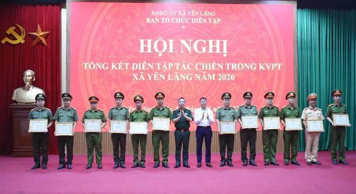Ban tổ chức tặng Giấy khen cho các cá nhân có thành tích trong công tác tổ chức diễn tập. Ảnh: Phạm Hùng