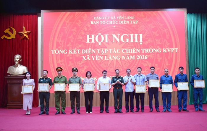 Thiếu tướng Nguyễn Đình Thạo cùng Bí thư Đảng ủy, Chủ tịch HĐND xã Yên Lãng Phạm Văn Minh tặng Giấy khen cho các tập thể. Ảnh: Phạm Hùng
