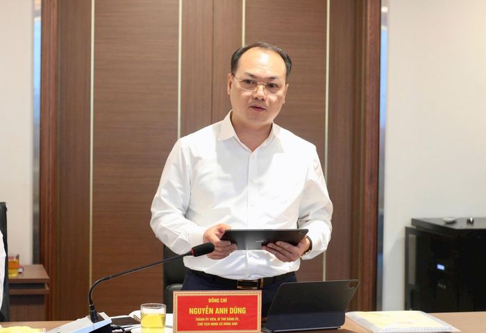 Bí thư Đảng ủy, Chủ tịch HĐND xã Đông Anh Nguyễn Anh Dũng báo cáo tại buổi giám sát. Ảnh: Phương Ngân