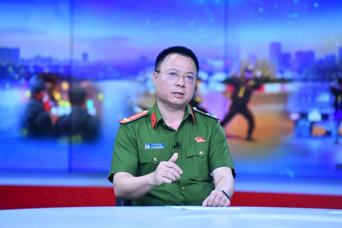 Thượng tá Lý Hoài Nam trao đổi tại Chương trình. Ảnh: Phan Anh