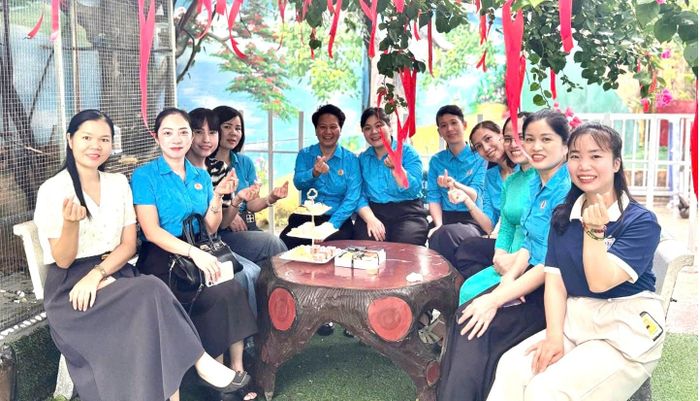 Đoàn viên thư giãn tại Công trình "Góc xanh Công đoàn". Ảnh KC