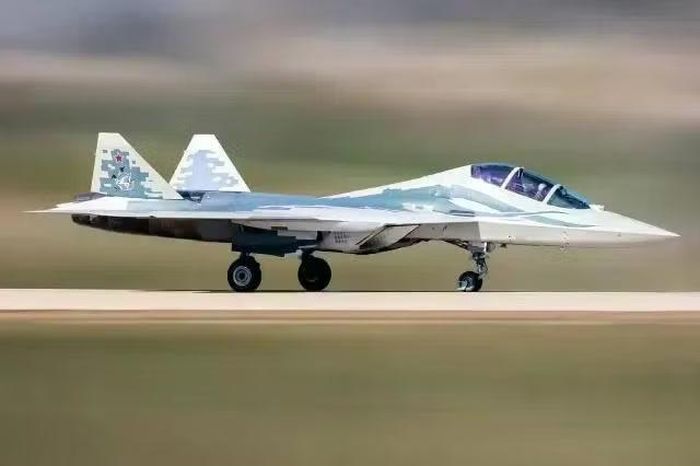 IAF phụ thuộc rất nhiều vào Su-30MKI hai chỗ ngồi, họ đã từng xem xét phát triển một máy bay chiến đấu thế hệ thứ năm (FGFA) dựa trên dự án sản xuất Su-57 chung với Nga vào những năm 2000.