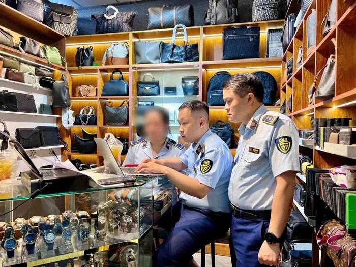 Cơ quan chức năng kiểm tra tại các điểm kinh doanh trong Trung tâm thương mại Saigon Square tại TPHCM. Ảnh: QLTT