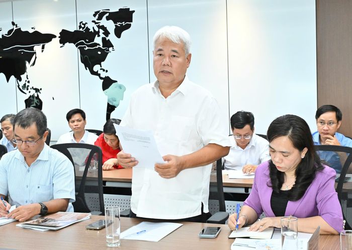 Phó chủ tịch Thường trực Liên đoàn lao động TP.HCM Võ Khắc Thái báo cáo tại buổi làm việc. Ảnh: Việt Dũng/ SGGP.