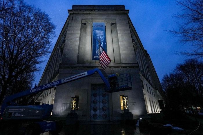 Hình ảnh Tổng thống Trump xuất hiện bên ngoài tòa nhà Bộ Tư pháp tại Washington. Ảnh: Reuters.