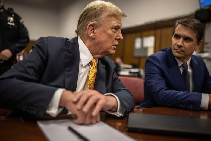 Ông Todd Blanche (phải) từng là luật sư bào chữa chính cho Tổng thống Trump trong nhiều vụ án hình sự trước khi được bổ nhiệm làm quyền bộ trưởng Tư pháp. Ảnh: New York Times.