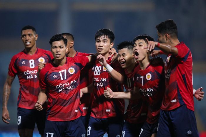 CAHN bắt tay vào việc "đại tu" nhân sự ngay sau khi vô địch. Ảnh: Minh Chiến.