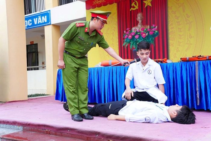 Học sinh Trường THCS Trung Hà trải nghiệm thực hành xử lý tình huống giả định.