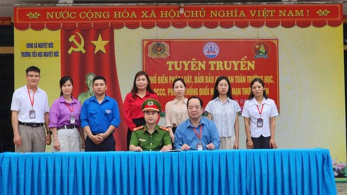 Ký cam kết An toàn giao thông và Phòng chống đuối nước dành cho toàn thể học sinh tại trường Tiểu học Nguyệt Đức