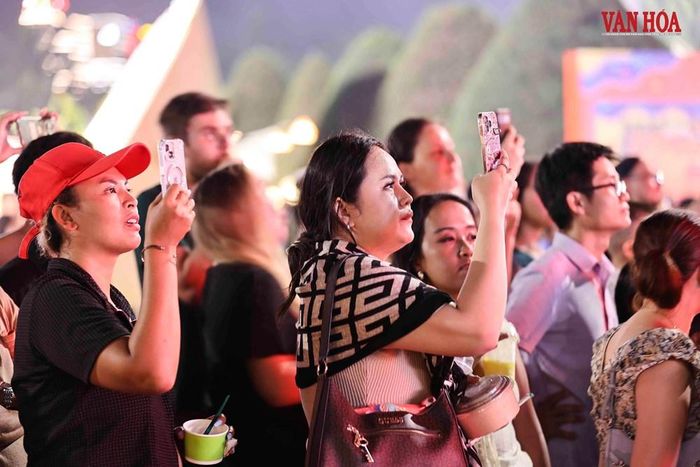 Rất đông du khách trong và ngoài nước cùng người dân thành phố tham dự khai mạc Lễ hội Đà Nẵng Food Tour 2026