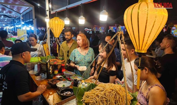 Du khách có dịp thưởng thức ẩm thực đặc sắc của Đà Nẵng