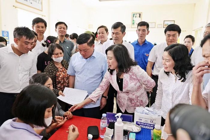 Bộ trưởng Y tế Đào Hồng Lan cùng đại diện các ban, bộ, ngành, đoàn thể thăm hỏi bà con xã Minh Châu (tỉnh Nghệ An) đến với Hành trình tháng 5 vừa qua.