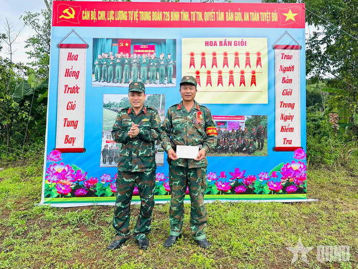 Thượng tá Nguyễn Văn Huệ, Phó bí thư Đảng ủy, Trung đoàn trưởng Trung đoàn 726 trao hoa tặng cá nhân bắn giỏi .