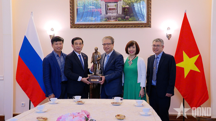 Đại sứ Đặng Minh Khôi trao quà lưu niệm tặng Đại tướng Phan Văn Giang nhân dịp tới thăm Đại sứ quán Việt Nam ở thủ đô Moscow.