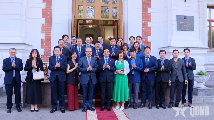 Đại tướng Phan Văn Giang chụp ảnh lưu niệm với cán bộ, nhân viên Đại sứ quán Việt Nam ở thủ đô Moscow.