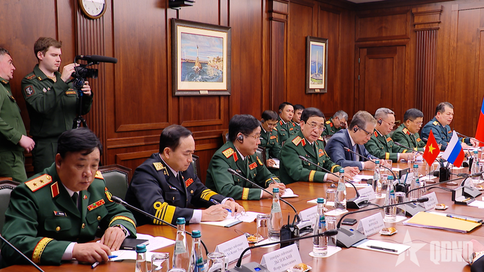 Đại tướng Phan Văn Giang và đoàn đại biểu cấp cao Bộ Quốc phòng Việt Nam tại hội đàm. 