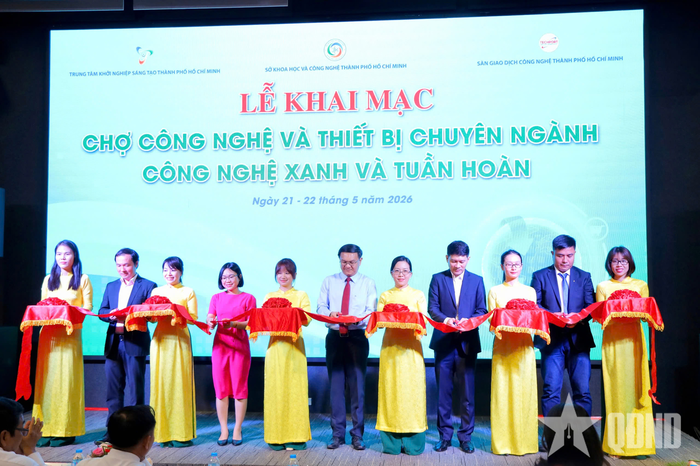 Cắt băng khai mạc sự kiện.