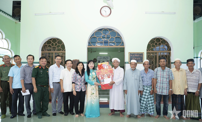 Đoàn công tác tỉnh An Giang và xã Mỹ Đức thăm hỏi, tặng quà Ban quản trị Thánh đường nhân dịp Tết Roya Haji.