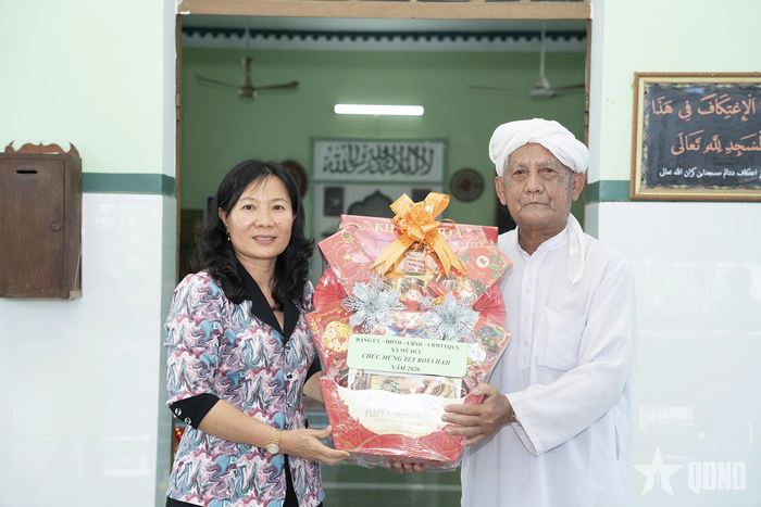 Lãnh đạo xã Mỹ Đức trao quà tặng Ban quản trị Thánh đường.