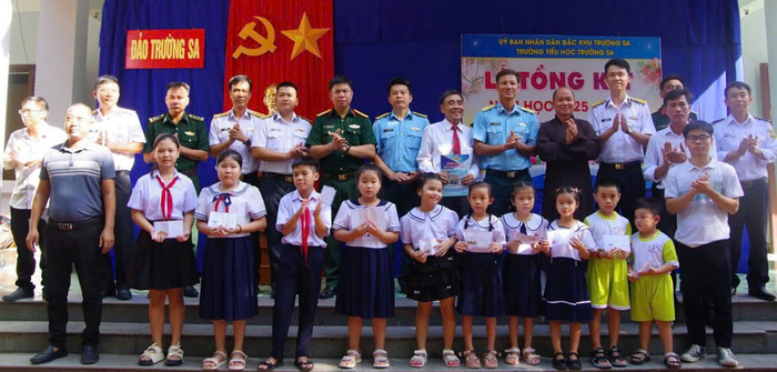 Các đơn vị phối thuộc, lực lượng công tác trên đảo tặng quà chúc mừng thầy và trò nhà trường. 