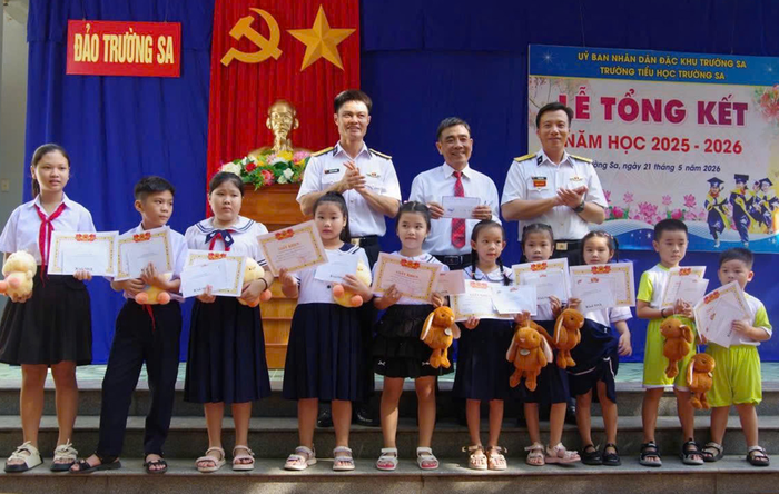  Đảng ủy, Chỉ huy đảo Trường Sa tặng quà chúc mừng kết quả năm học 2025-2026 của nhà trường.
