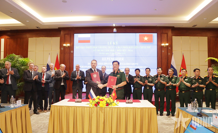 Thượng tướng Nguyễn Trường Thắng và ông Konstantin Ilyich Mogilevsky trao biên bản phiên họp.
