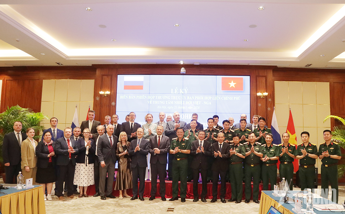 Đại biểu hai nước chụp ảnh chung.