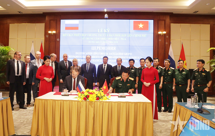 Hai đồng Chủ tịch Ủy ban Phối hợp liên Chính phủ về Trung tâm Nhiệt đới Việt-Nga ký biên bản phiên họp.
