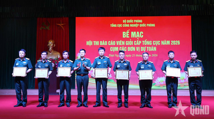  Đại tá Trần Thế Vỹ, Phó chủ nhiệm Chính trị Tổng cục CNQP trao Giấy khen tặng các cá nhân đoạt giải Ba và giải Khuyến khích. 