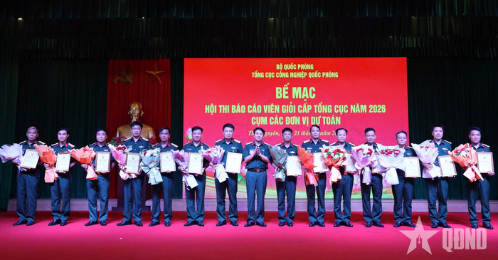  Đại tá Lê Đức Lâm trao Giấy chứng nhận báo cáo viên giỏi cấp Tổng cục tặng các thí sinh. 