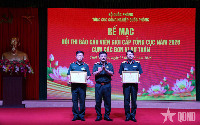  Thiếu tướng Nguyễn Đức Tăng trao Bằng khen của Chính ủy Tổng cục tặng thí sinh đoạt giải Nhất. 