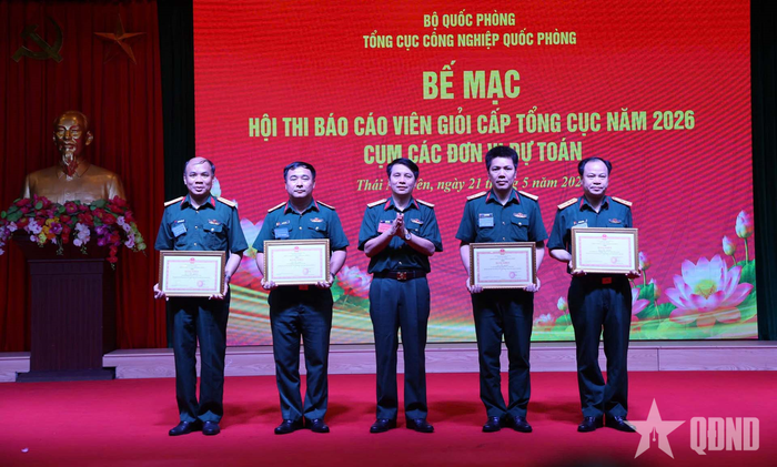  Đại tá Lê Đức Lâm trao Bằng khen tặng thí sinh đoạt giải Nhì. 
