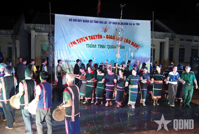 Cán bộ, chiến sĩ và nhân dân địa phương đan chặt tay nhau trong vòng xoang truyền thống.