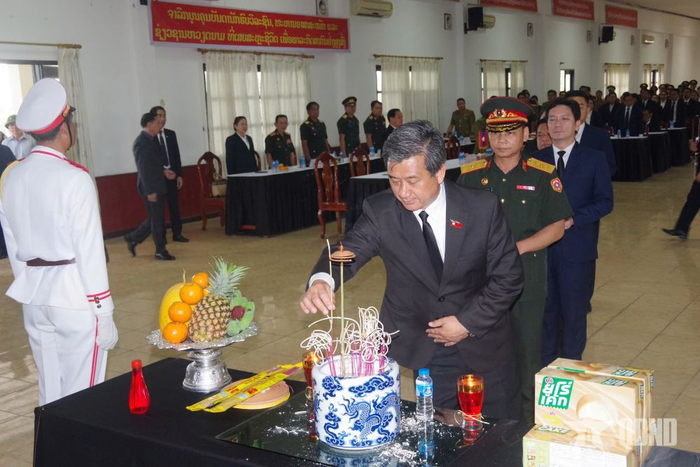 Lãnh đạo Thành ủy, chính quyền Thủ đô Viêng Chăn thắp hương tưởng niệm các liệt sĩ.