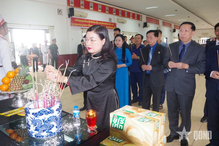 Đoàn đại biểu tỉnh Hà Tĩnh dâng hương tưởng niệm anh hùng liệt sĩ.