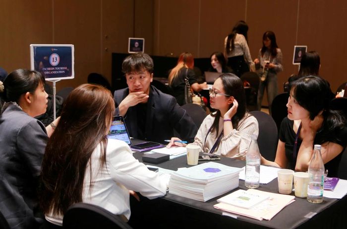 Các doanh nghiệp du lịch 2 nước gặp gỡ trực tiếp để tìm hiểu, ký kết các hợp tác trao đổi khách.